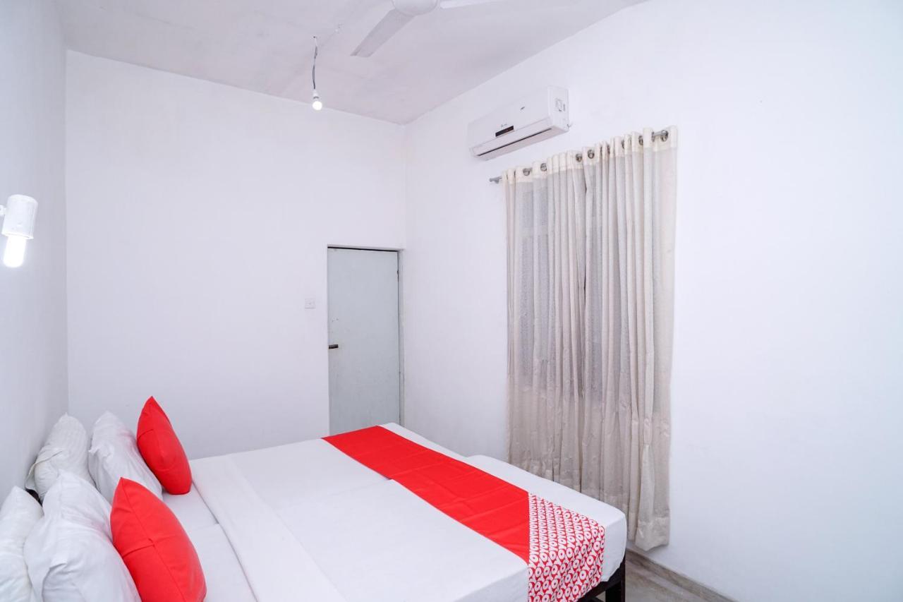 Oyo 384 Dilena Beach Resort Unawatuna Room photo