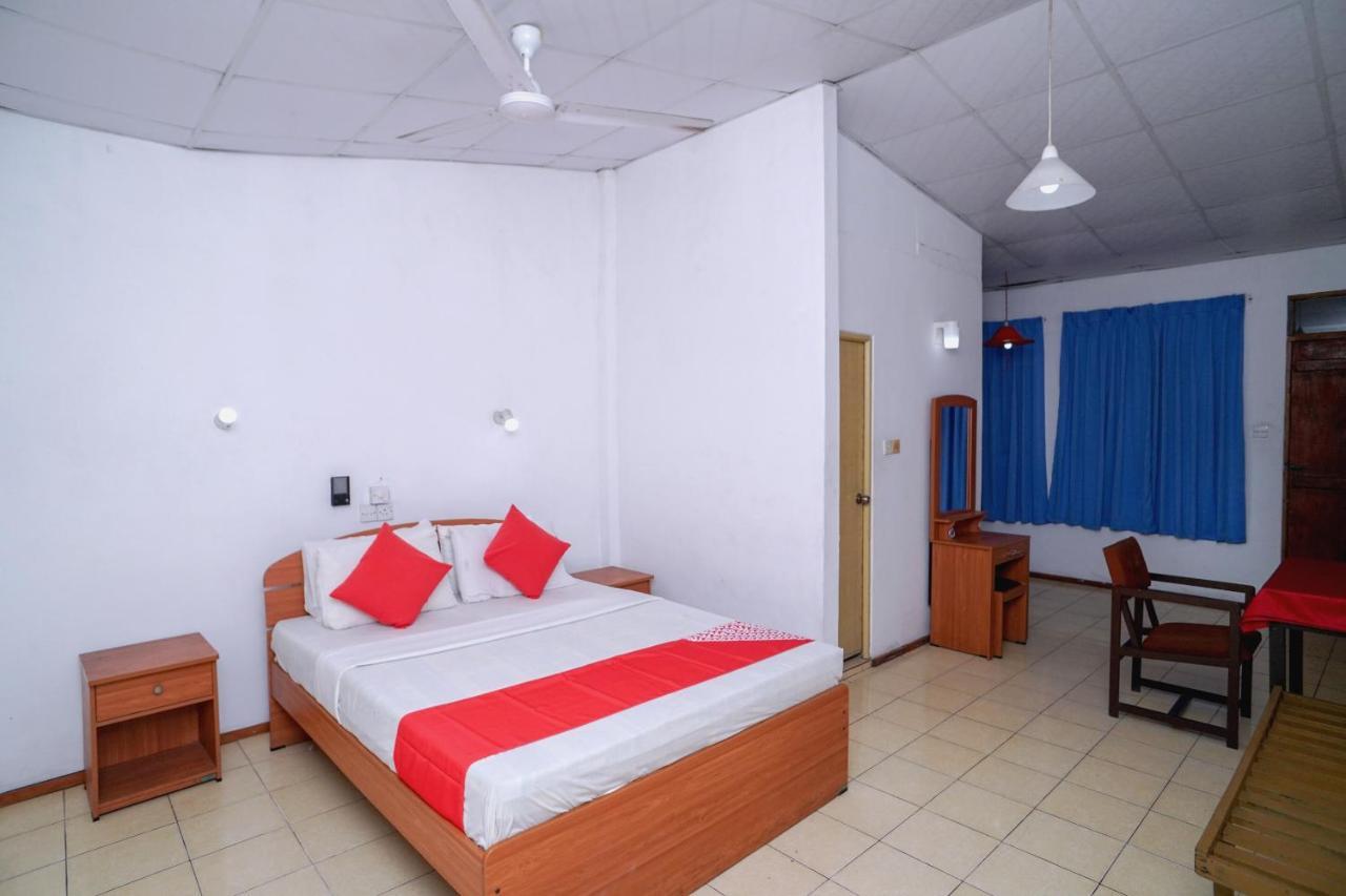 Oyo 384 Dilena Beach Resort Unawatuna Room photo